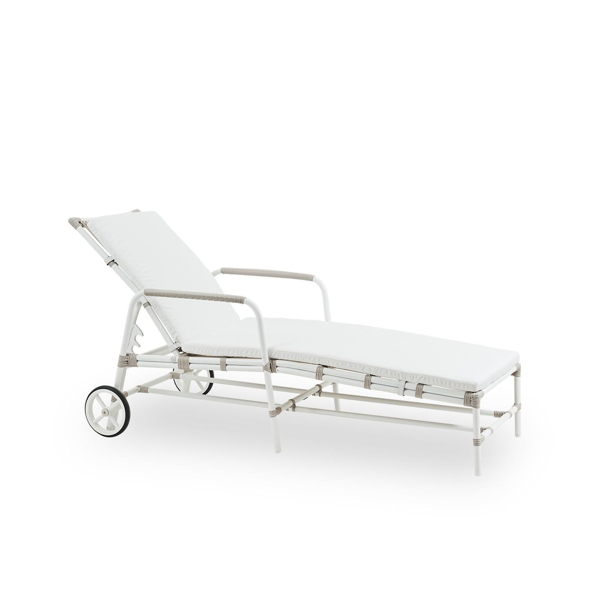 Vista lateral de tumbona Josephine con respaldo regulable y ruedas para fácil movilidad, estructura de aluminio en color Blanco Paloma con enrollamientos ArtFibre. Tumbona mostrada con cojín blanco.