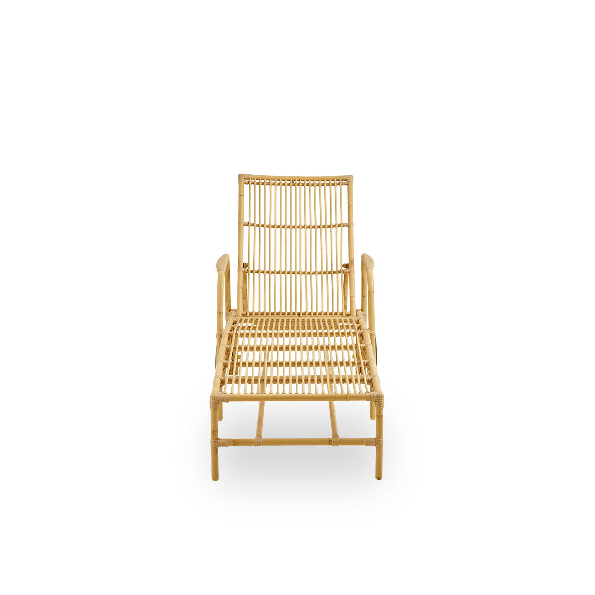 Vista frontal de la tumbona Josephine con respaldo ajustable y ruedas para facilitar la movilidad.
Estructura de aluminio con aspecto de ratán pintado a mano y detalles tejidos de ArtFibre.