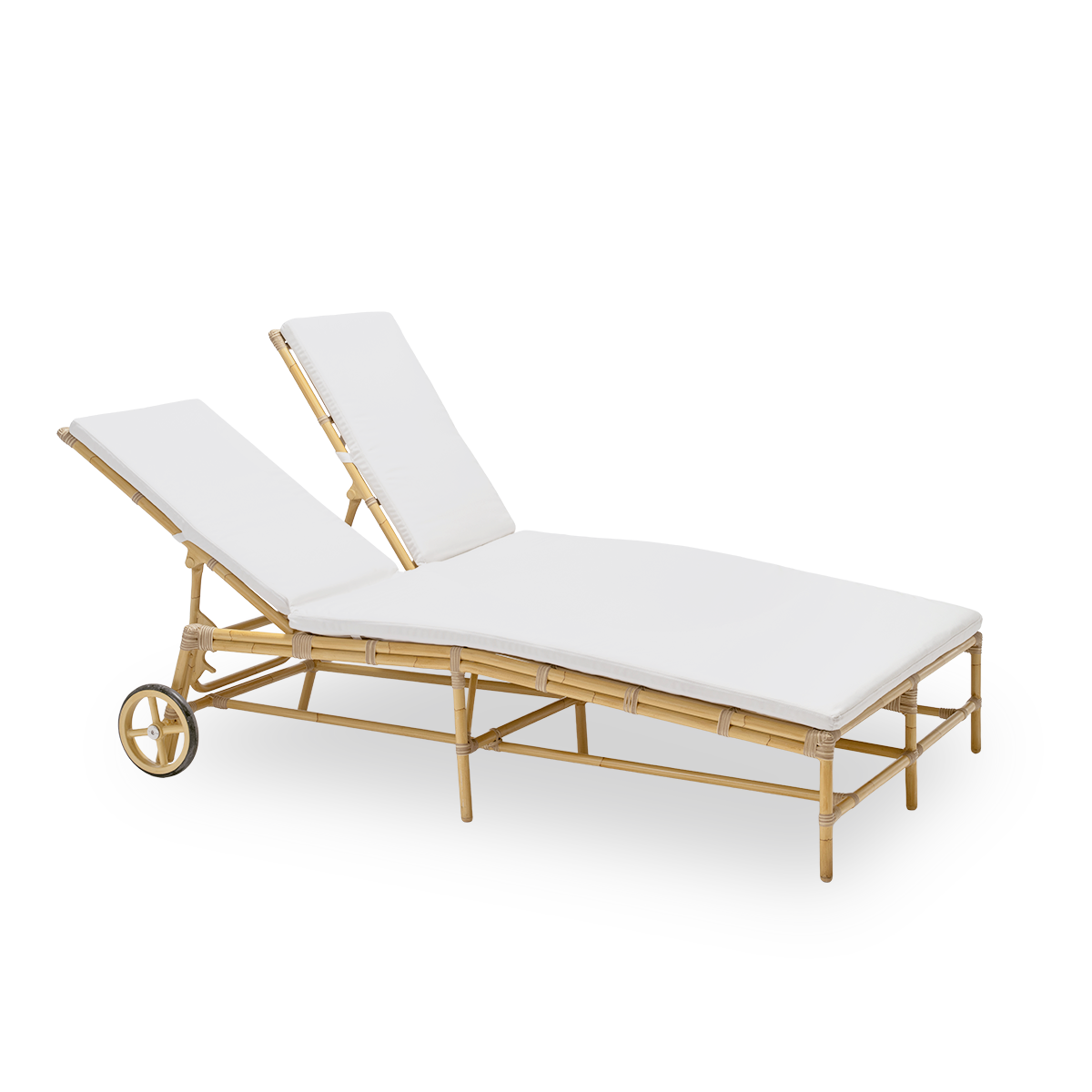 Vista inclinada de la tumbona doble de exterior Julietta con cojín de asiento, en aluminio y ArtFibre naturales. Diseñada por Sika-Design y construida con materiales resistentes a la intemperie para dos personas.