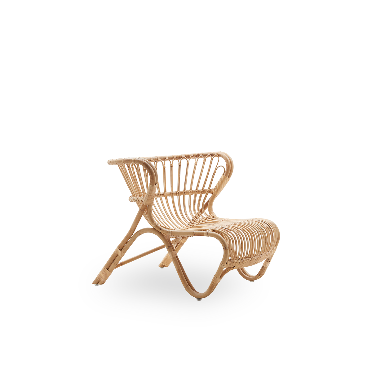 Vista lateral de la silla lounge Fox en color rattan natural, diseñada por Viggo Boesen. Silla lounge baja y curva, artesanal, hecha de ratán indonesio de alta calidad.