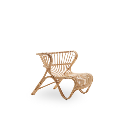Vista lateral de la silla lounge Fox en color rattan natural, diseñada por Viggo Boesen. Silla lounge baja y curva, artesanal, hecha de ratán indonesio de alta calidad.