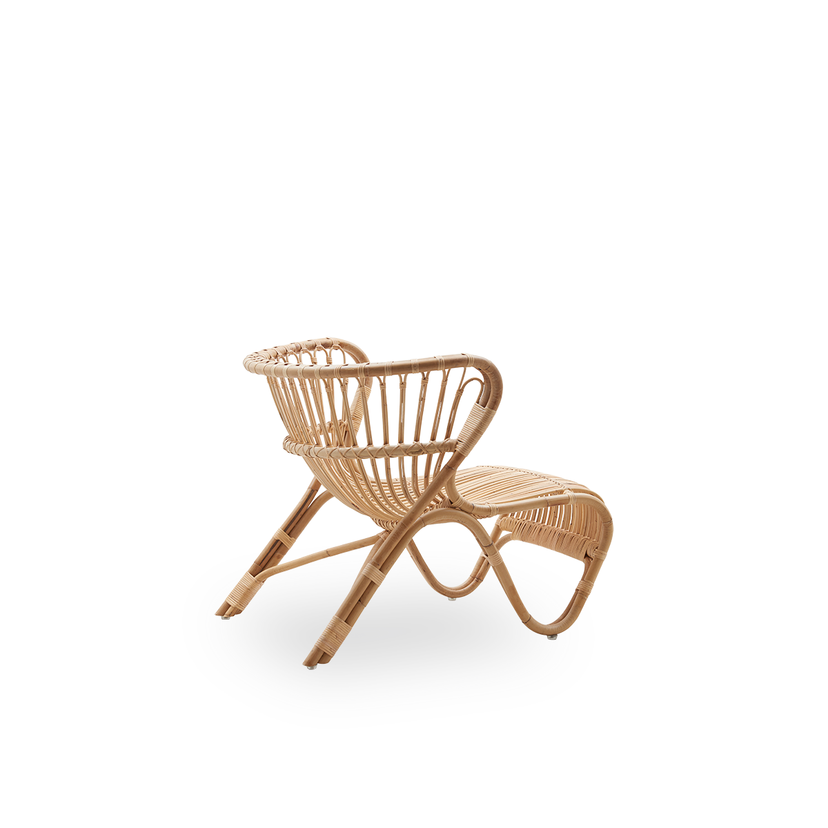 Vista desde atrás del sillón Fox Lounge de ratán color natural, diseñado por Viggo Boesen. Sillón lounge bajo y curvado de mimbre, hecho a mano con ratán indonesio de alta calidad.