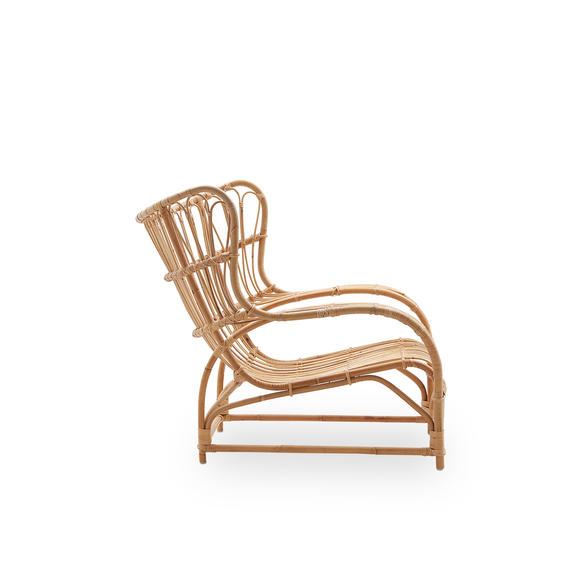 Vista lateral sencilla del sillón lounge Teddy de Viggo Boesen, un amplio y envolvente sillón inspirado en las butacas con alas del siglo XIX. Hecho a mano con ratán indonesio de alta calidad.