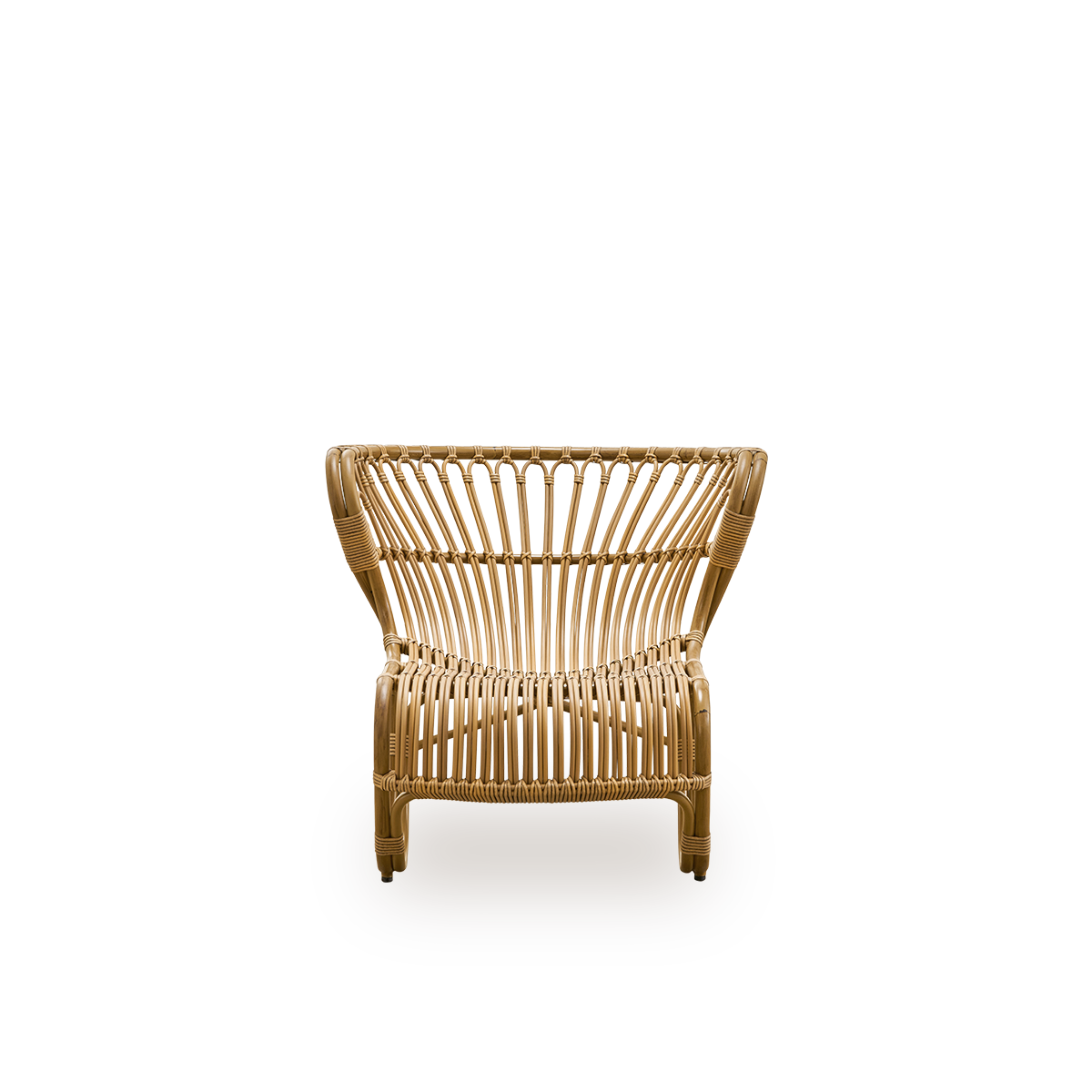 Vista frontal del sillón exterior Fox con aspecto de ratán en color marrón antiguo, un diseño galardonado de Viggo Boesen.
Sillón bajo y curvado con estructura de aluminio curvada a mano y detalles tejidos de ArtFibre.