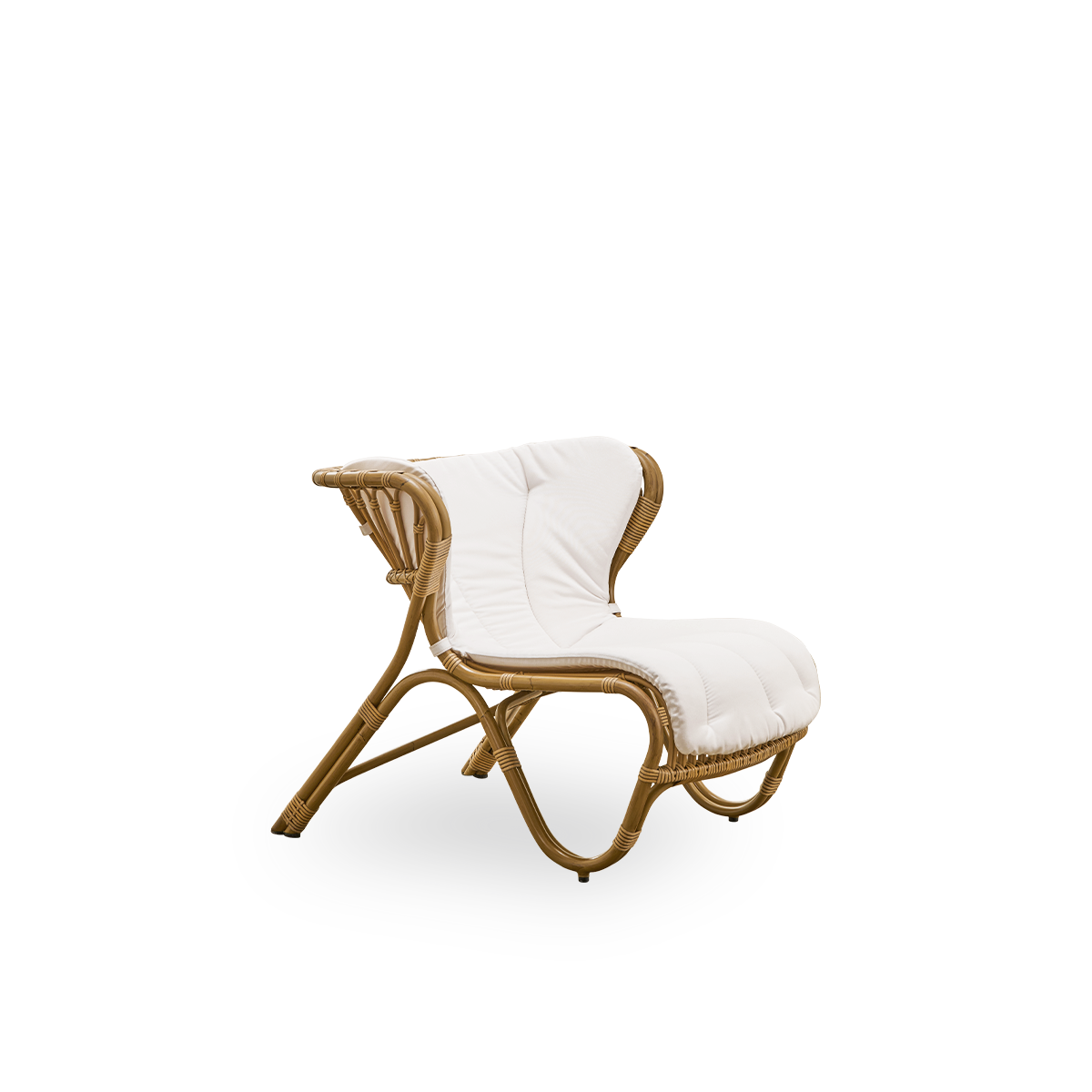 Seitenansicht des Fox Exterior Lounge-Stuhls im antikbraunen Rattan-Look, preisgekröntes Design von Viggo Boesen. Niedriger, geschwungener Lounge-Stuhl mit handgebogenem Aluminiumrahmen und ArtFibre-Flechtungen.