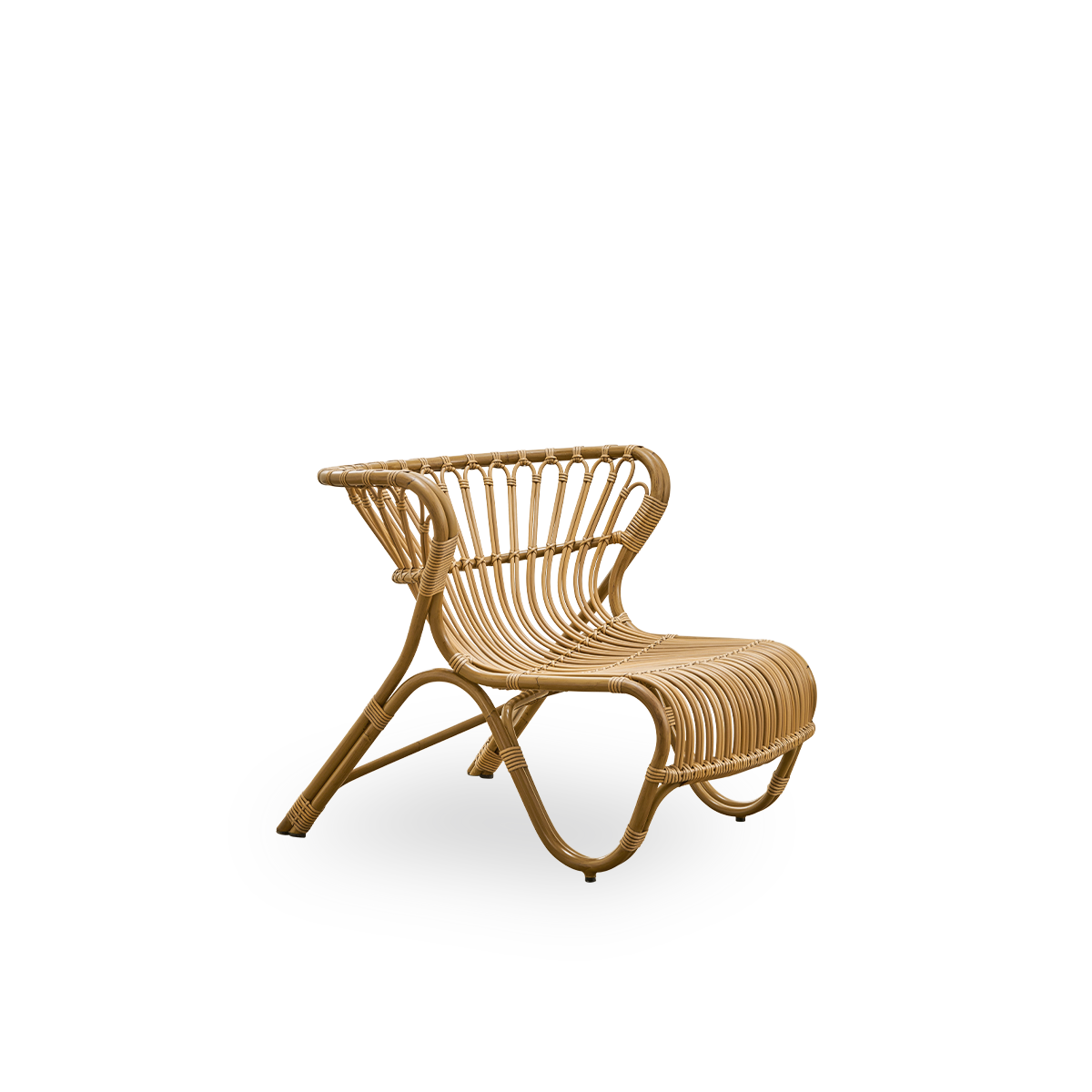 Seitenansicht des Fox Exterior Lounge-Stuhls im antikbraunen Rattan-Look, preisgekröntes Design von Viggo Boesen. Niedriger, geschwungener Lounge-Stuhl mit handgebogenem Aluminiumrahmen und ArtFibre-Flechtungen.