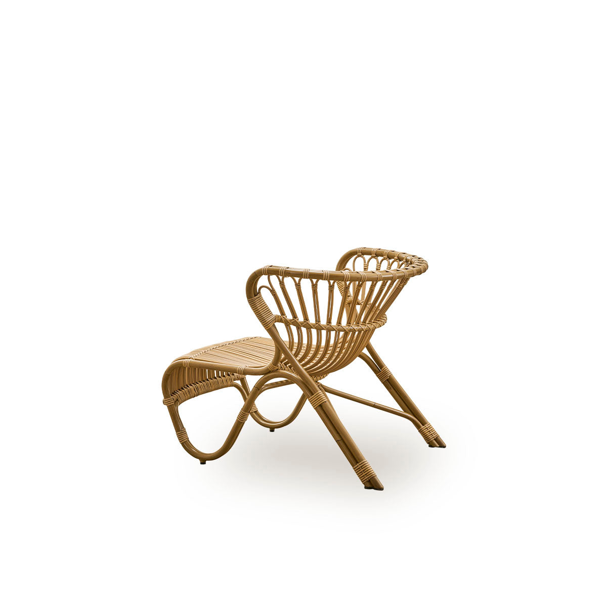 Back side view of the Fox Exterior lounge chair in antique brown rattan look, award-winning design by Viggo Boesen.
Low, curvy lounge chair with a hand-bent aluminum frame and ArtFibre windings.