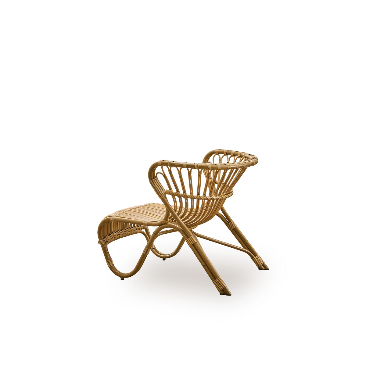 Vista trasera del sillón lounge exterior Fox con aspecto de ratán marrón antiguo, diseño premiado de Viggo Boesen.
Sillón lounge bajo y curvado con estructura de aluminio curvada a mano y revestimiento de ArtFibre.