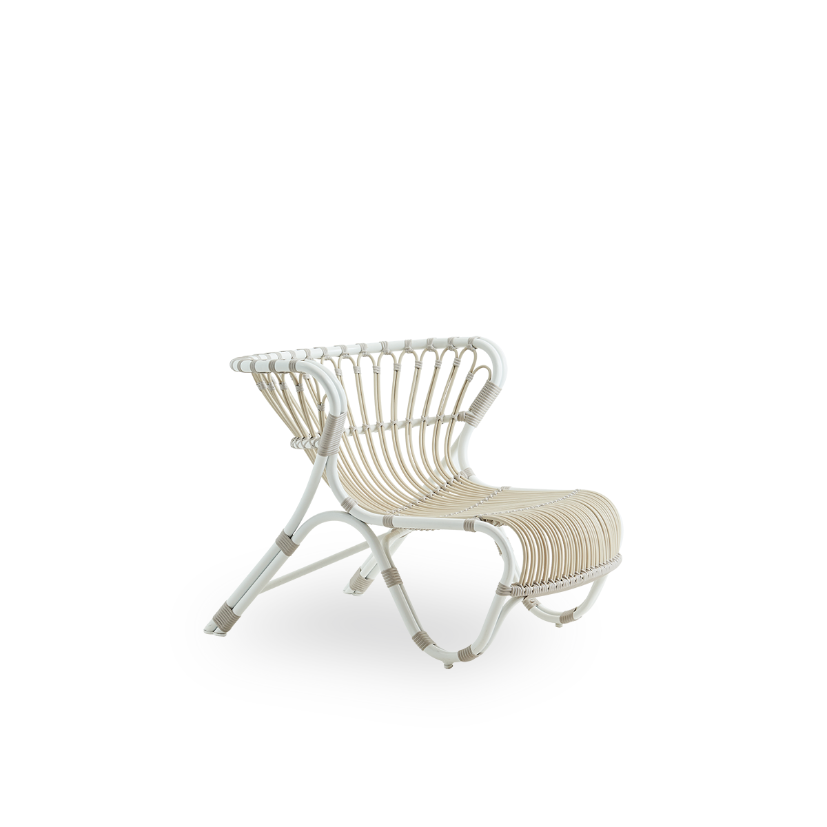 Vista lateral de la silla lounge exterior Fox en color Dove White, diseño galardonado de Viggo Boesen. Silla lounge baja y curvada con estructura de aluminio doblada a mano y trenzado de ArtFibre.