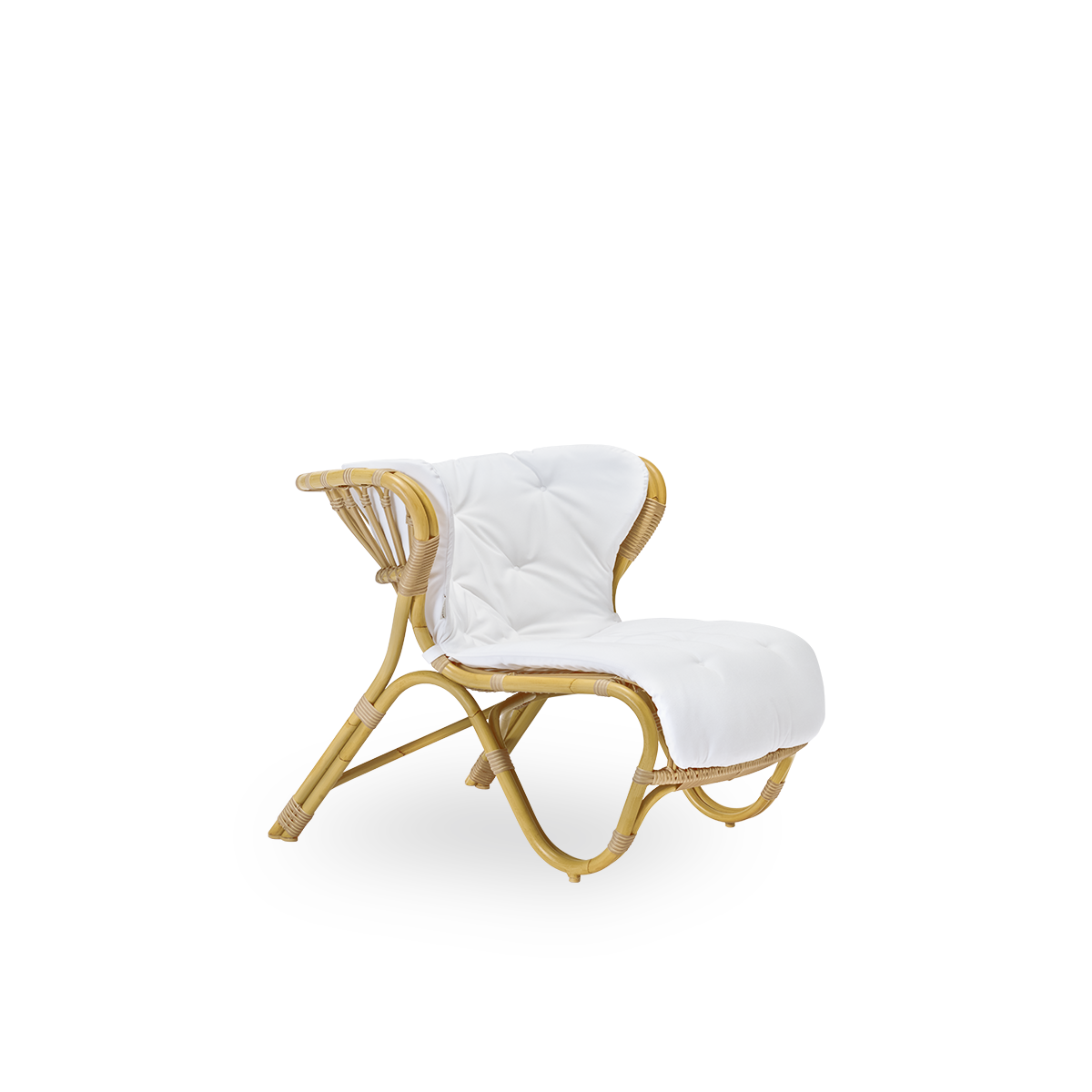 Vista lateral de la silla lounge exterior Fox en acabado rattan natural, diseño galardonado de Viggo Boesen. Silla lounge baja y curvada con estructura de aluminio doblada a mano y trenzado de ArtFibre.