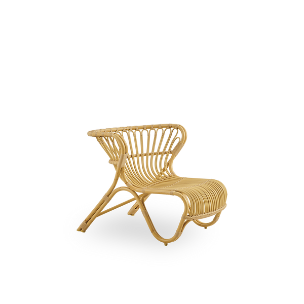 Vista lateral de la silla lounge exterior Fox en acabado rattan natural, diseño galardonado de Viggo Boesen. Silla lounge baja y curvada con estructura de aluminio doblada a mano y trenzado de ArtFibre.