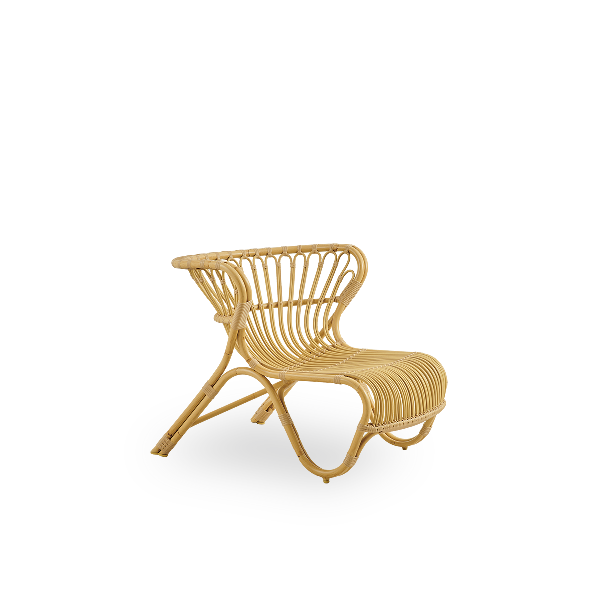 Vista lateral de la silla lounge exterior Fox en acabado rattan natural, diseño galardonado de Viggo Boesen. Silla lounge baja y curvada con estructura de aluminio doblada a mano y trenzado de ArtFibre.