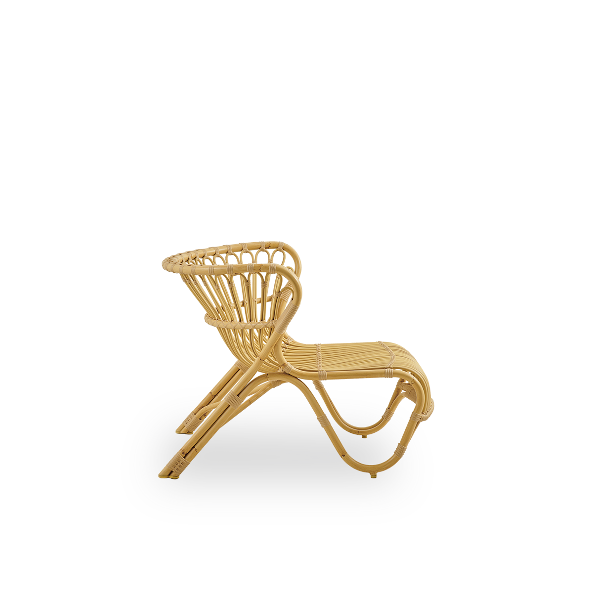 Vista lateral de la silla lounge Fox Exterior en aspecto de ratán natural, diseño galardonado de Viggo Boesen. Silla lounge baja y curva con estructura de aluminio doblada a mano y trenzado ArtFibre.