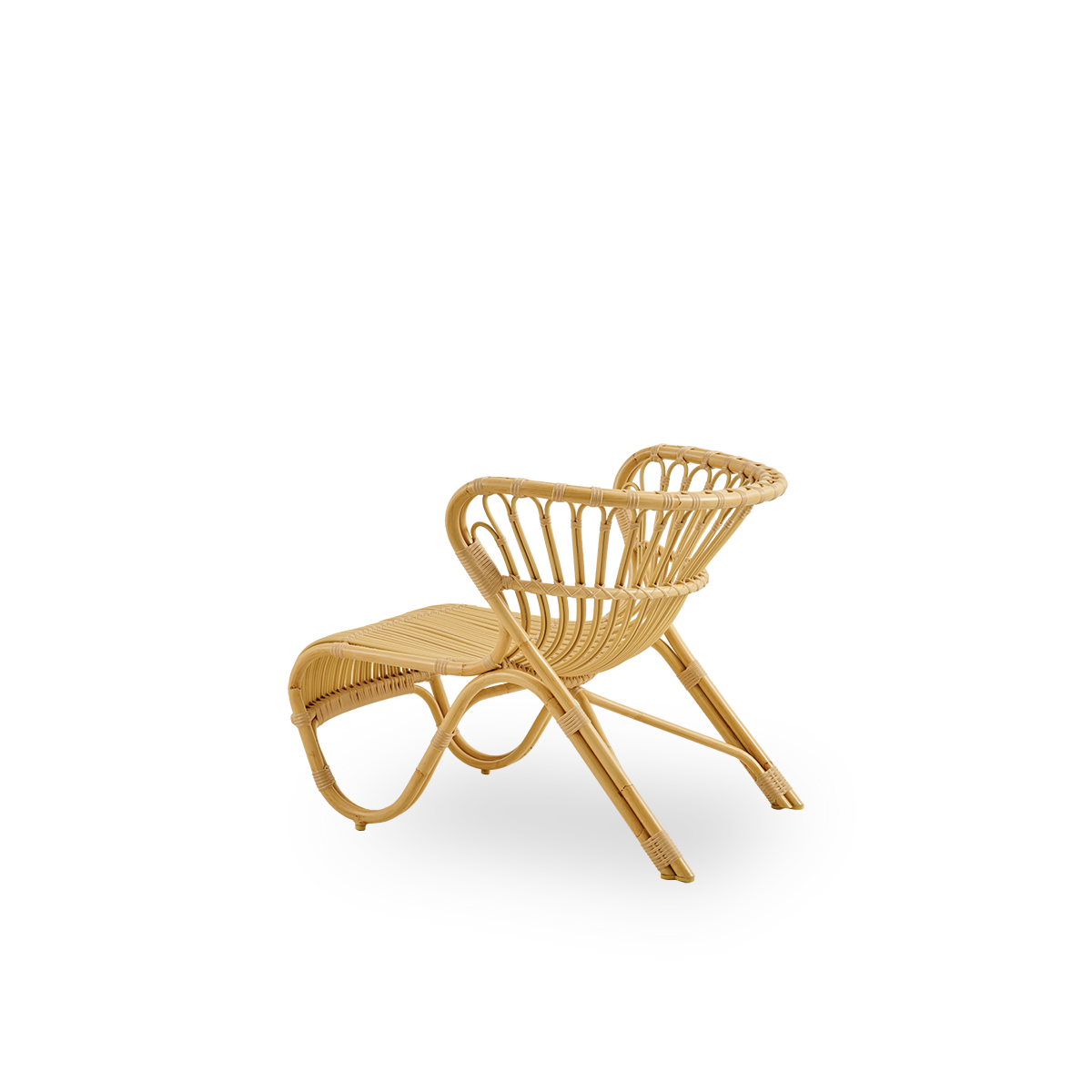 Vista desde atrás del sillón de exterior Fox con aspecto de ratán natural, diseño galardonado de Viggo Boesen. Sillón lounge bajo y curvado con estructura de aluminio curvada a mano y detalles trenzados de ArtFibre.