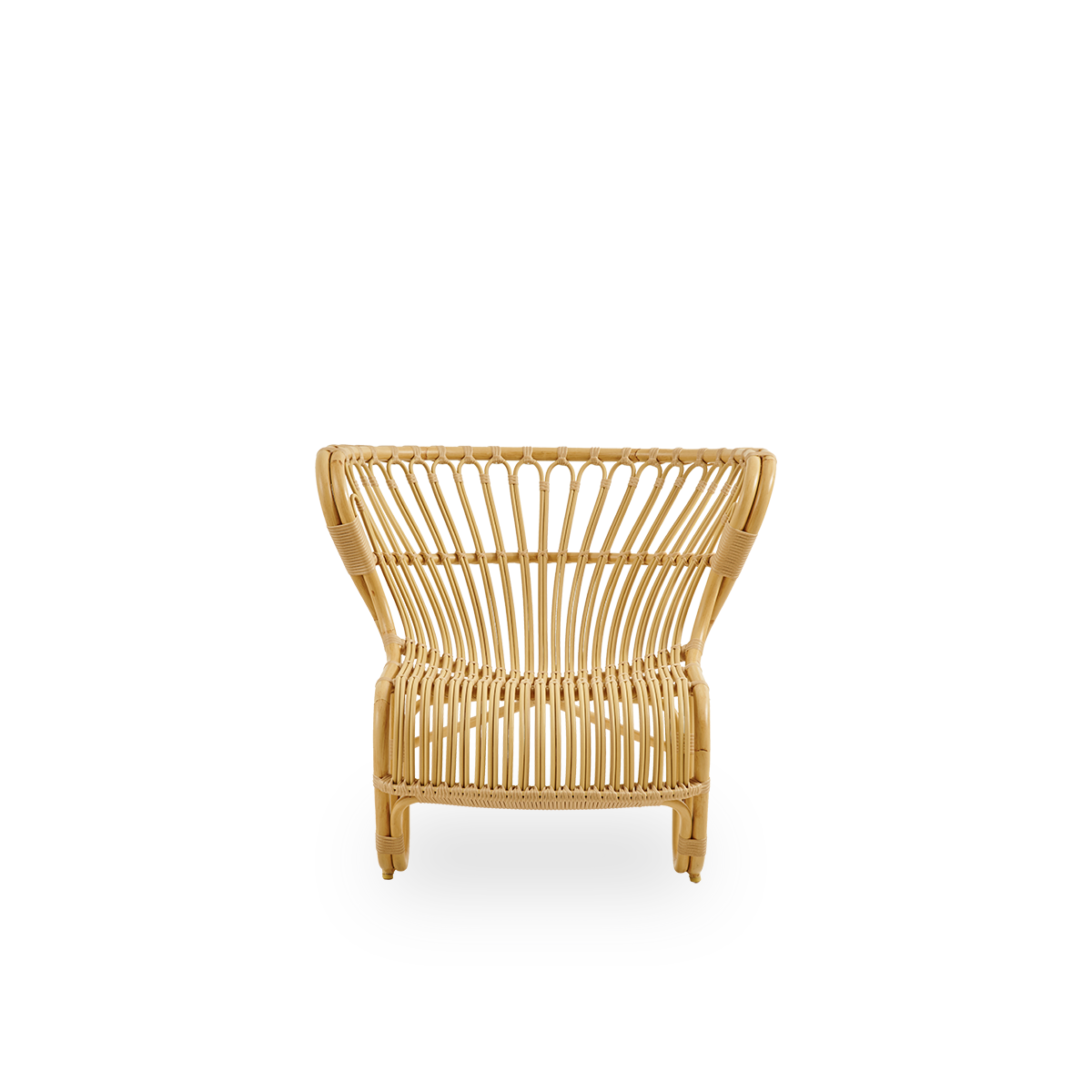 Vista frontal del sillón exterior Fox con aspecto de ratán natural, un diseño galardonado de Viggo Boesen.
Sillón bajo y curvado con estructura de aluminio curvada a mano y detalles tejidos de ArtFibre.