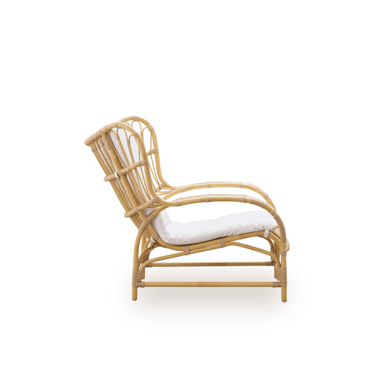 Vista lateral sencilla del sillón lounge Teddy Exterior, diseñado por Viggo Boesen. Amplio y envolvente sillón fabricado con estructura de aluminio con apariencia de ratán y uniones de ArtFibre.