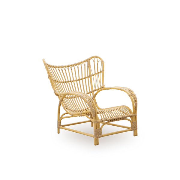 Vista lateral del sillón lounge exterior Teddy, diseñado por Viggo Boesen. Gran sillón envolvente hecho con estructura de aluminio con apariencia de ratán y revestido con ArtFibre.