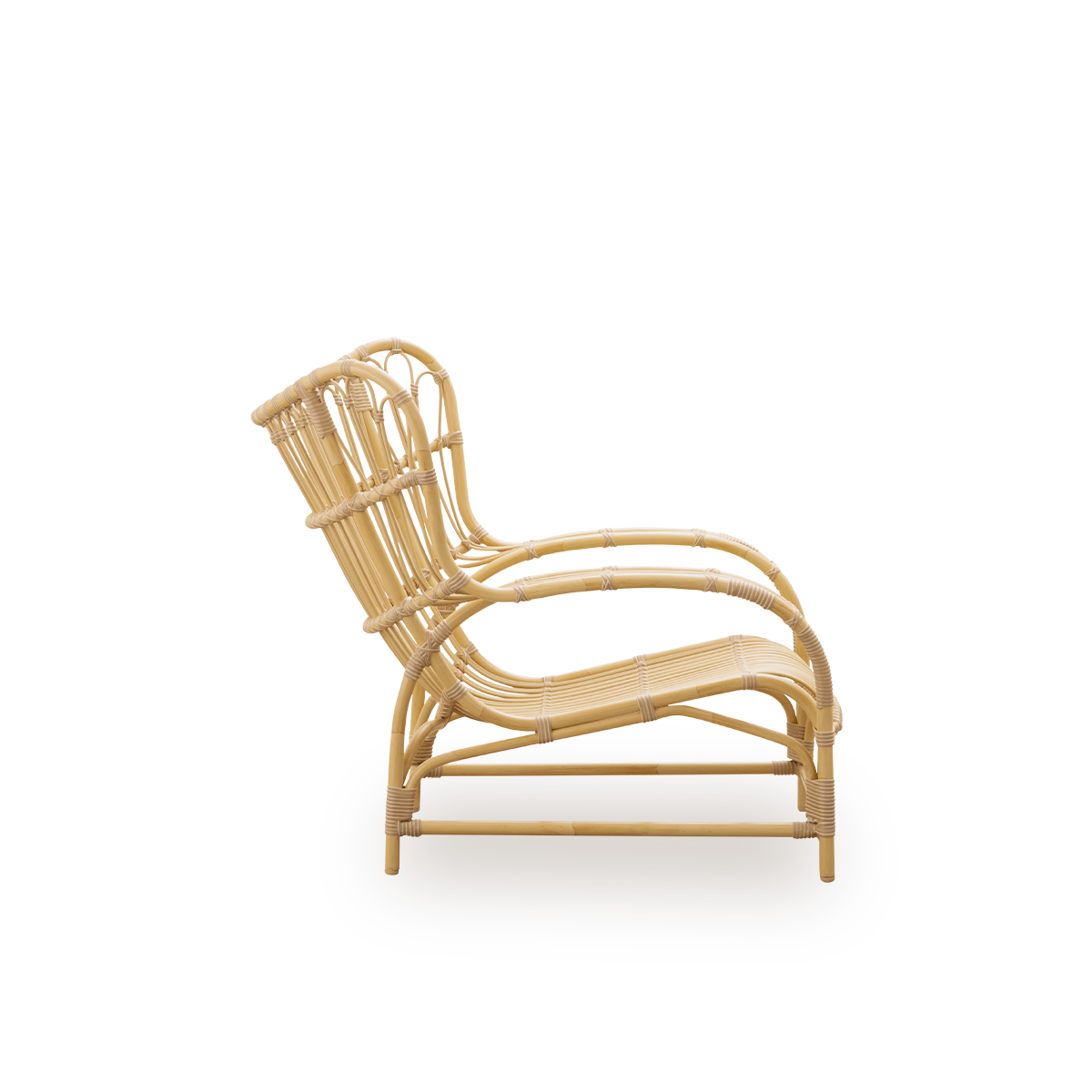 Vista lateral sencilla del sillón lounge Teddy Exterior, diseñado por Viggo Boesen. Amplio y envolvente sillón fabricado con estructura de aluminio con apariencia de ratán y uniones de ArtFibre.