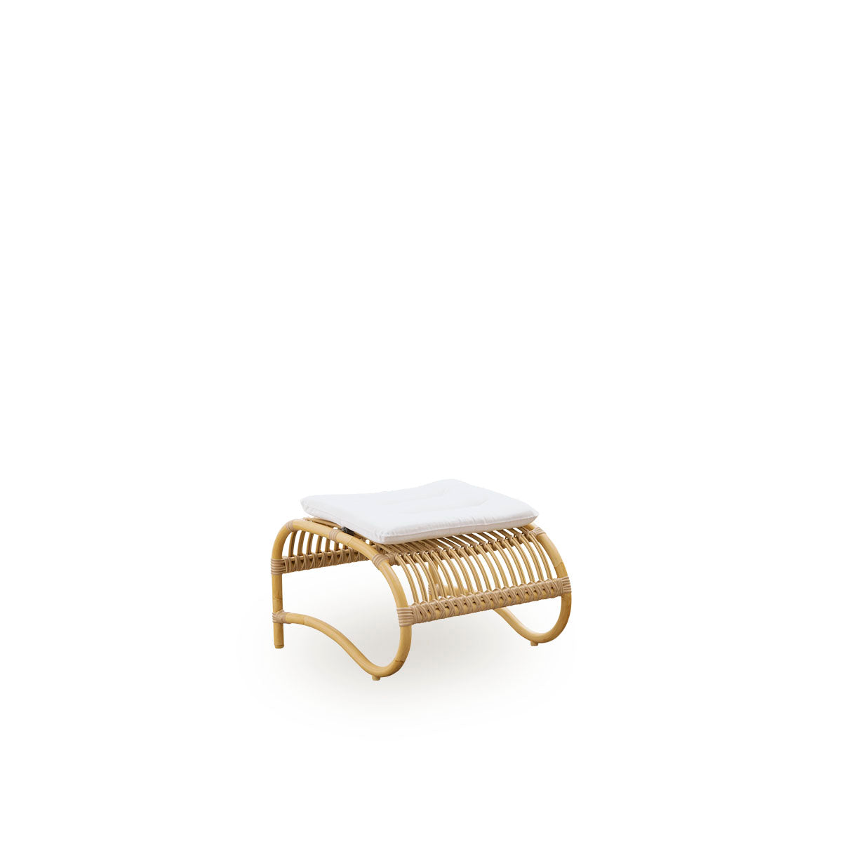 Vista lateral del reposapiés exterior Teddy, diseñado por Viggo Boesen. Estructura de aluminio con apariencia de ratán y revestida con ArtFibre.