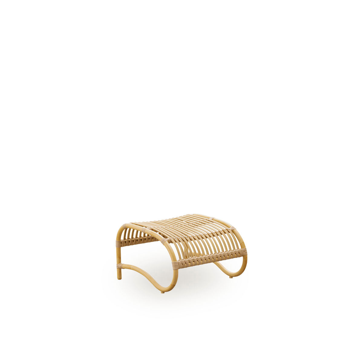 Vista lateral del reposapiés exterior Teddy, diseñado por Viggo Boesen. Estructura de aluminio con apariencia de ratán y revestida con ArtFibre.