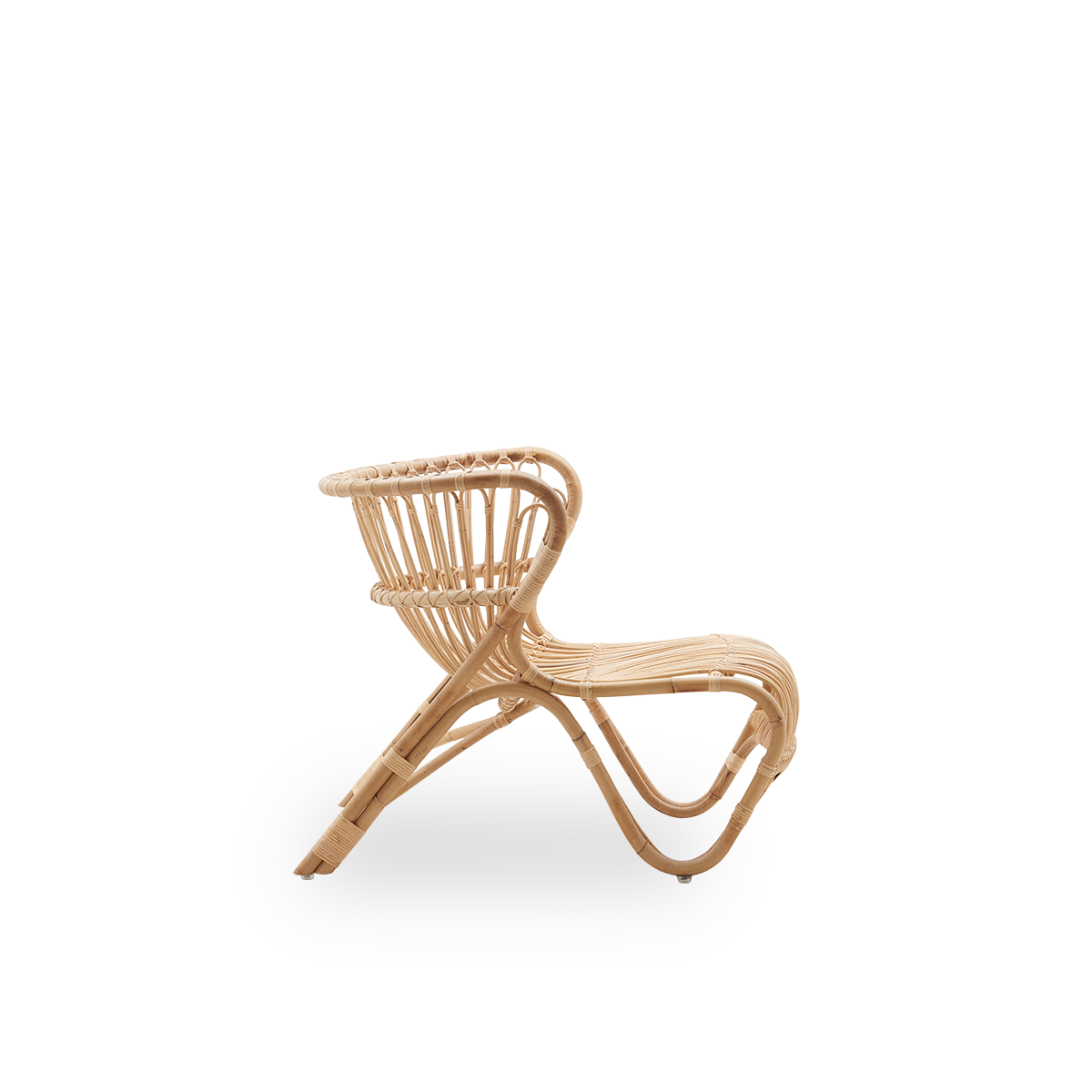 Vista lateral de la silla lounge Fox en color ratán natural, diseñada por Viggo Boesen. Silla lounge baja y curva de mimbre, hecha a mano con ratán indonesio de alta calidad.