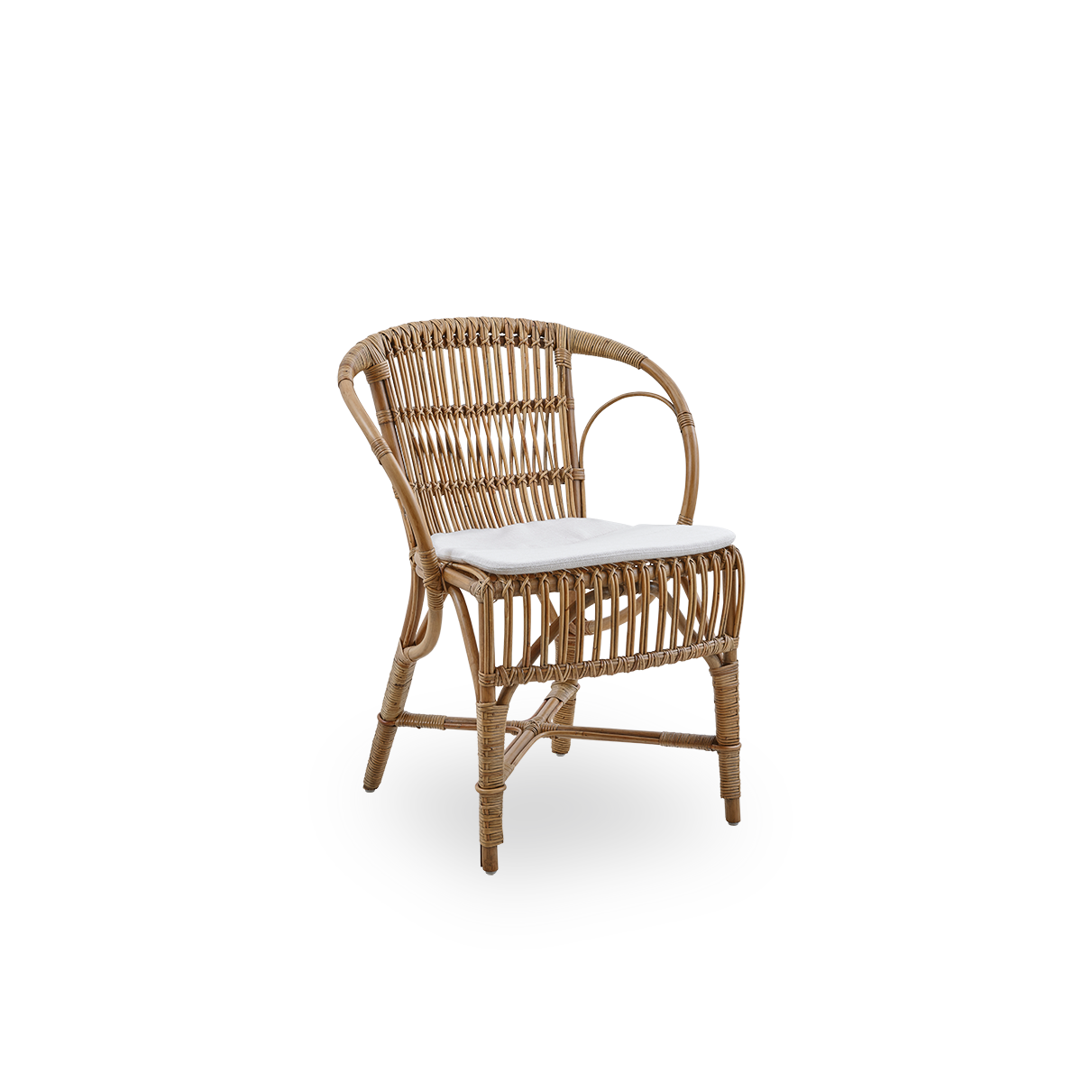 Vista lateral de la silla de comedor Robert en color Antique Brown, diseñada por Robert W. Elegante silla de mimbre hecha a mano con ratán de alta calidad de Indonesia.