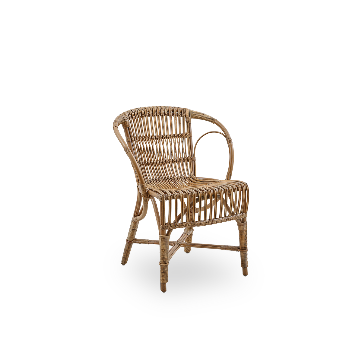 Vista lateral de la silla de comedor Robert en color Antique Brown, diseñada por Robert W. Elegante silla de mimbre hecha a mano con ratán de alta calidad de Indonesia.