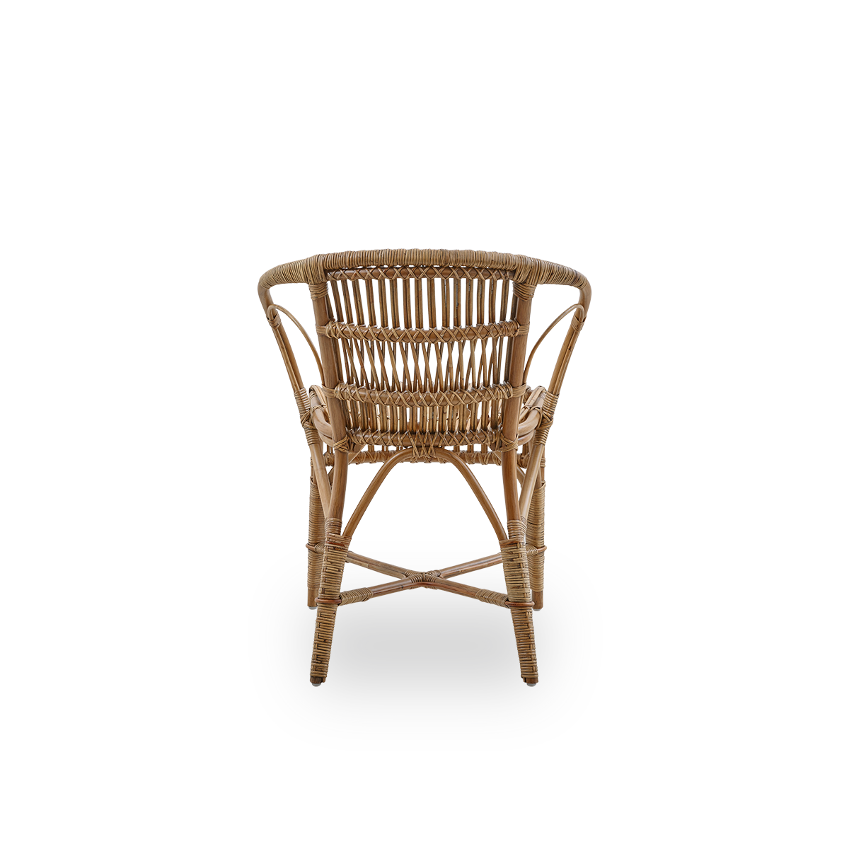 Vista desde atrás de la silla de comedor Robert en color marrón antiguo, diseñada por Robert W. Silla de mimbre elegante, hecha a mano con ratán indonesio de alta calidad.