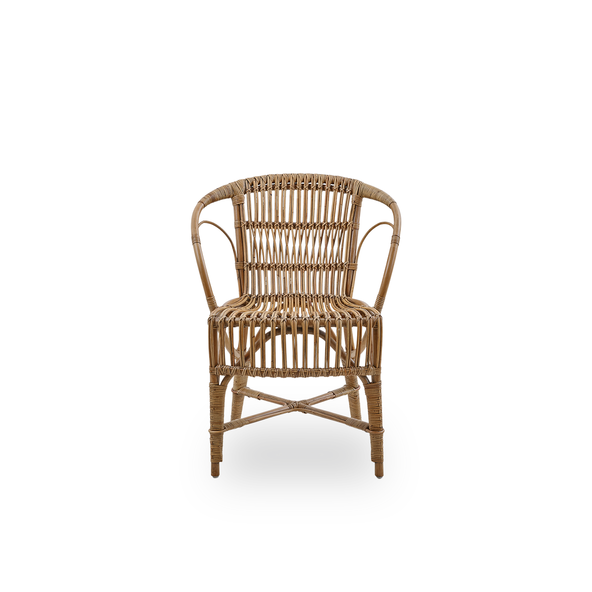 Vista frontal de la silla de comedor Robert en color marrón antiguo, diseñada por Robert W.
Silla elegante de mimbre, hecha a mano con ratán indonesio de alta calidad.