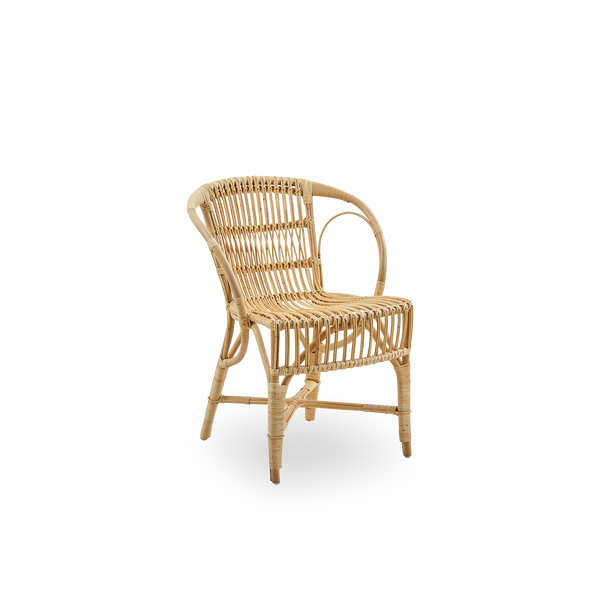 Vista lateral de la silla de comedor Robert en color Natural, diseñada por Robert W. Elegante silla de mimbre hecha a mano con ratán de alta calidad de Indonesia.