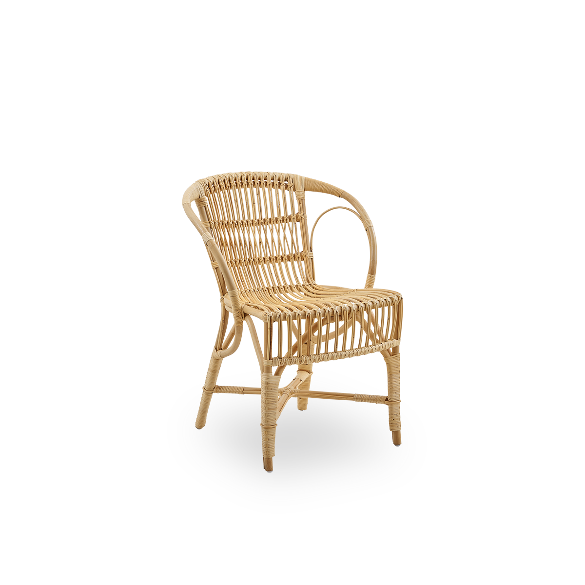 Vista lateral de la silla de comedor Robert en color Natural, diseñada por Robert W. Elegante silla de mimbre hecha a mano con ratán de alta calidad de Indonesia.