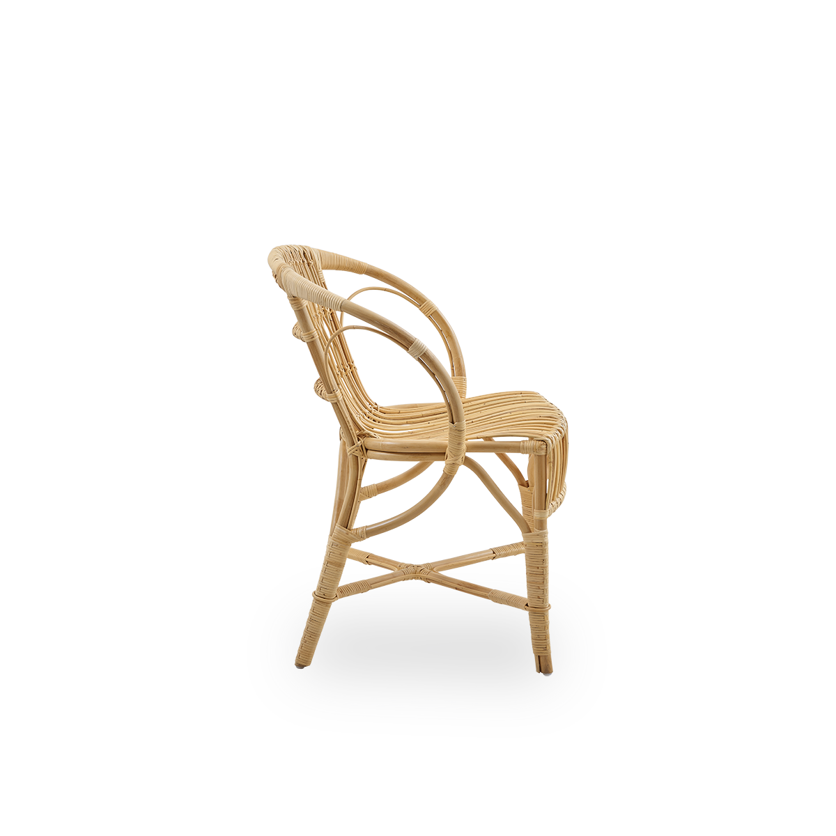 Vista lateral de la silla de comedor Robert en color natural, diseñada por Robert W. Elegante silla de mimbre hecha a mano con ratán indonesio de alta calidad.