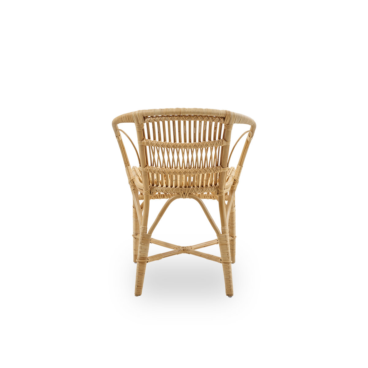 Vista desde atrás de la silla de comedor Robert en color natural, diseñada por Robert W. Silla de mimbre elegante, hecha a mano con ratán indonesio de alta calidad.