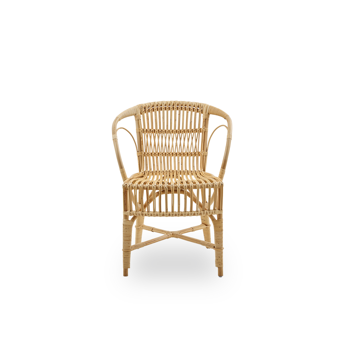 Vista frontal de la silla de comedor Robert en color natural, diseñada por Robert W.
Silla elegante de mimbre, hecha a mano con ratán indonesio de alta calidad.