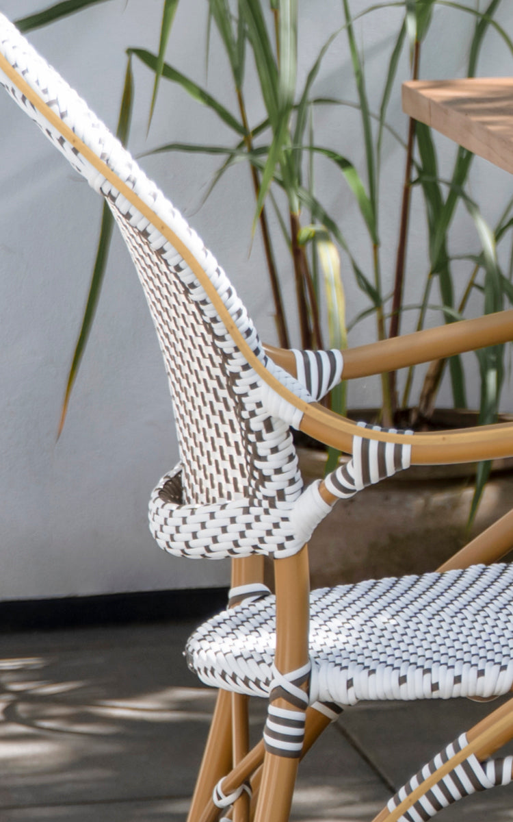 Esta es una imagen de detalle de Isabell en almond aluminium frame White w cappuccino dot ArtFibre.