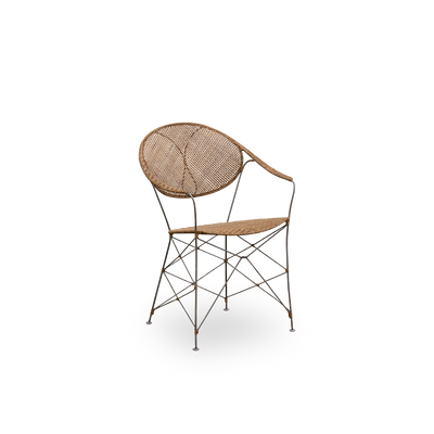 Vista lateral de la silla de comedor Funky, diseñada por Yuzuru Yamakawa. La silla tiene una estructura de acero con asiento y respaldo tejidos a mano en ratán indonesio de alta calidad en color avellana.