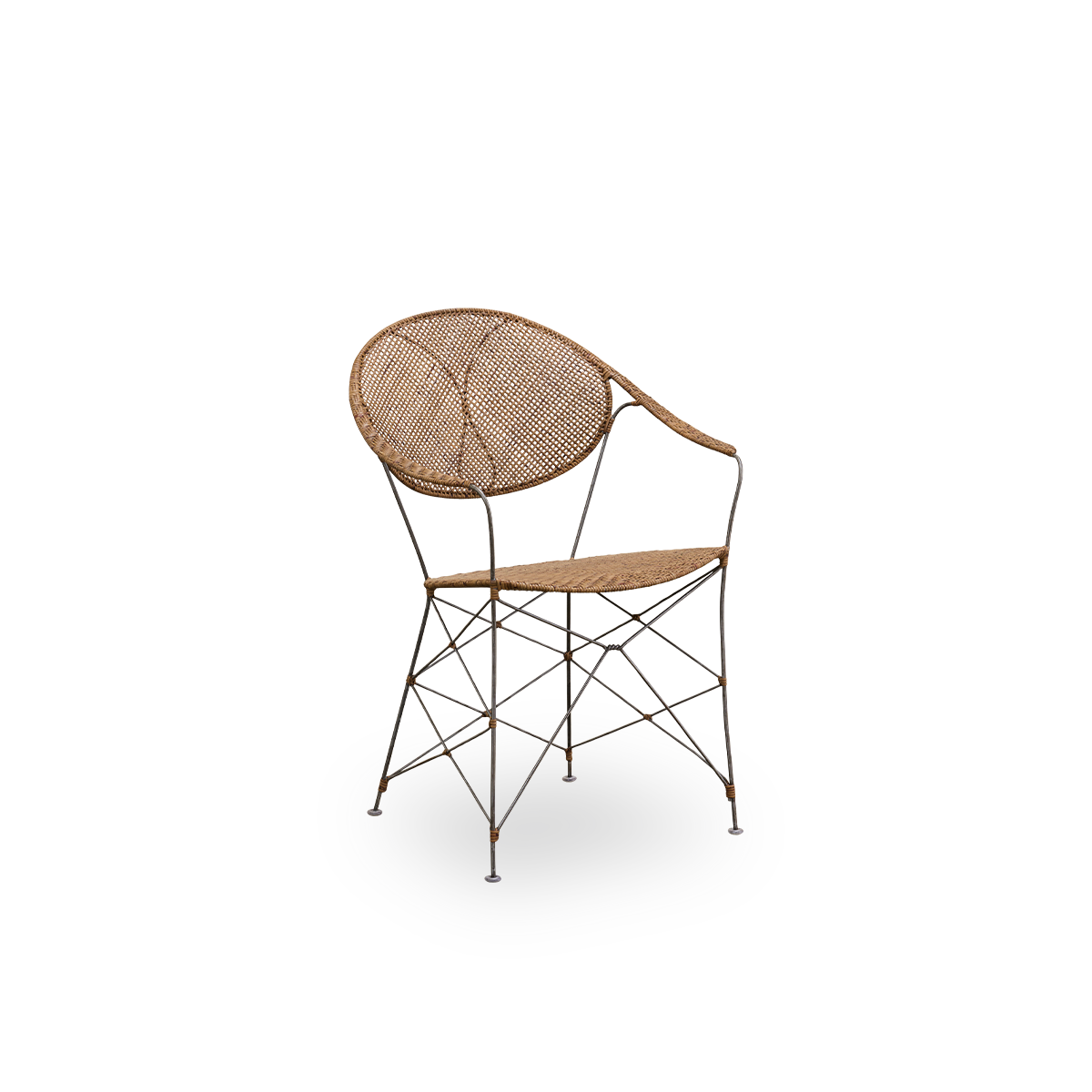 Vista lateral de la silla de comedor Funky, diseñada por Yuzuru Yamakawa. La silla tiene una estructura de acero con asiento y respaldo tejidos a mano en ratán indonesio de alta calidad en color avellana.