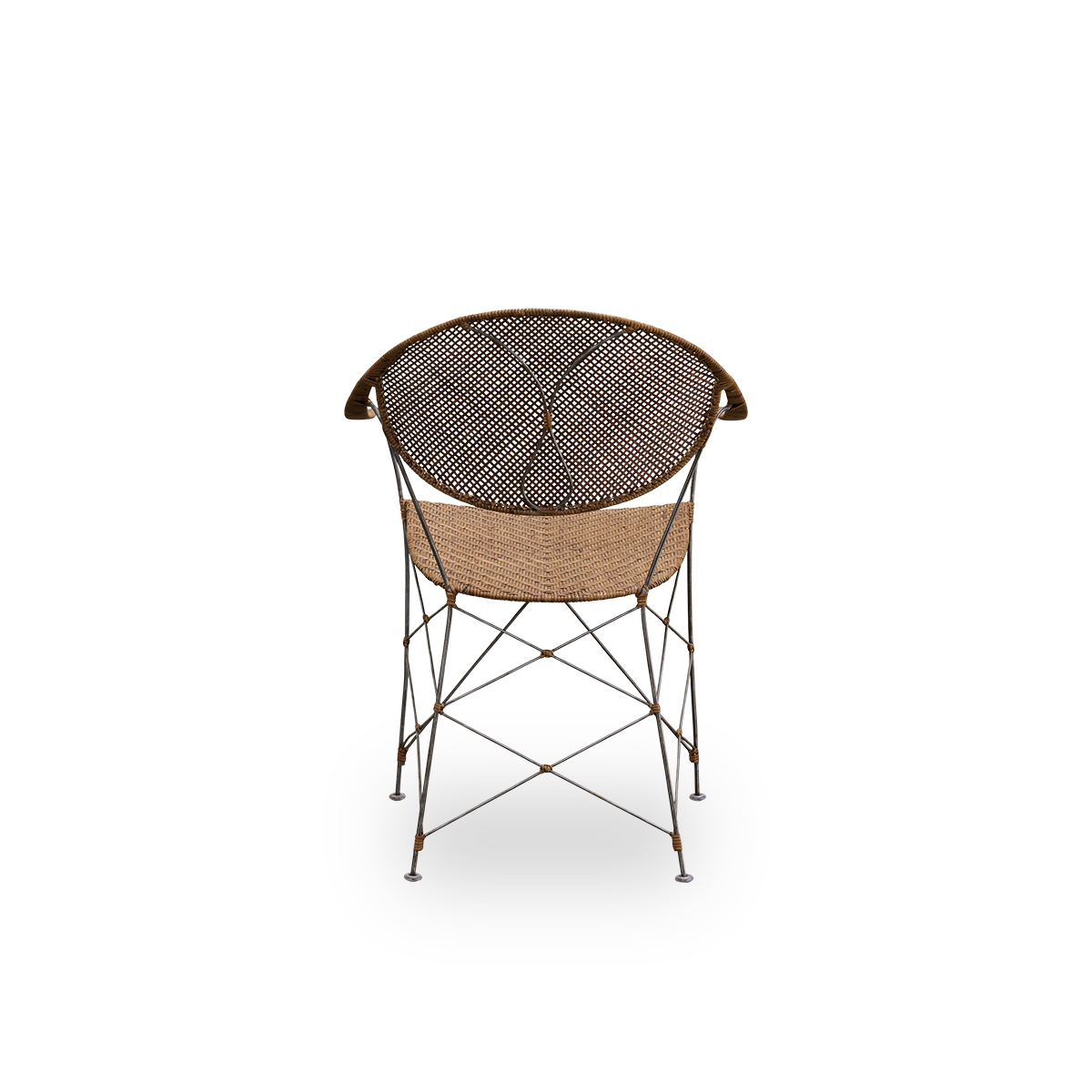 Vista desde atrás de la silla de comedor Funky, diseñada por Yuzuru Yamakawa. La silla tiene una estructura de acero con asiento y respaldo tejidos a mano en ratán indonesio de alta calidad en color avellana.