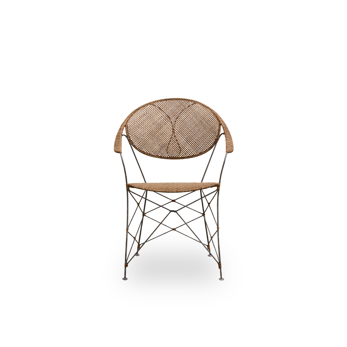 Vista frontal de la silla de comedor Funky, diseñada por Yuzuru Yamakawa.
La silla tiene una estructura de acero con asiento y respaldo tejidos a mano con ratán indonesio de alta calidad en color avellana.