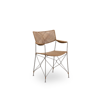 Vista lateral de la silla de comedor Rap, diseñada por Yuzuru Yamakawa. Estructura de acero con asiento y respaldo tejidos a mano en ratán indonesio, silla ligera que combina diseño japonés con artesanía tradicional indonesia.