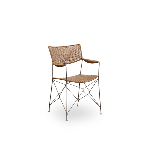 Vista lateral de la silla de comedor Rap, diseñada por Yuzuru Yamakawa. Estructura de acero con asiento y respaldo tejidos a mano en ratán indonesio, silla ligera que combina diseño japonés con artesanía tradicional indonesia.