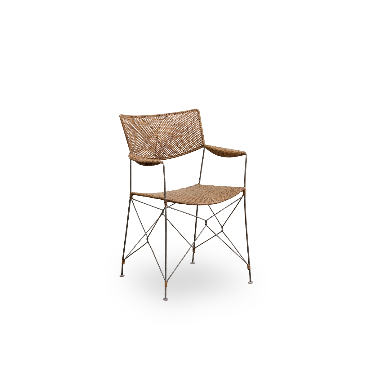 Vista lateral de la silla de comedor Rap, diseñada por Yuzuru Yamakawa. Estructura de acero con asiento y respaldo tejidos a mano en ratán indonesio, silla ligera que combina diseño japonés con artesanía tradicional indonesia.