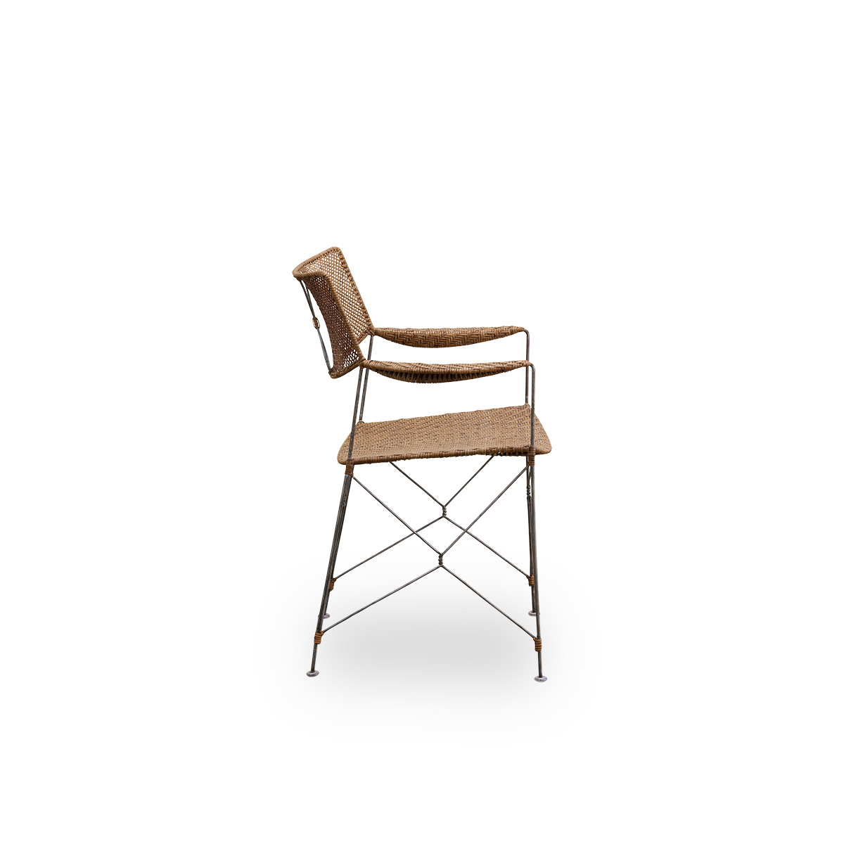 Vista lateral de la silla de comedor Rap diseñada por Yuzuru Yamakawa. Estructura de acero con asiento y respaldo tejido a mano en ratán indonesio, silla ligera que combina diseño japonés con artesanía tradicional indonesia.