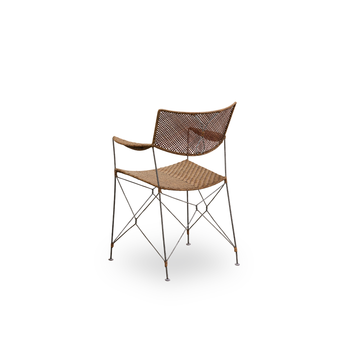 Vista trasera de la silla de comedor Rap, diseñada por Yuzuru Yamakawa.
Estructura de acero con asiento y respaldo tejidos a mano con ratán indonesio. Silla ligera que combina diseño japonés con artesanía tradicional indonesia.