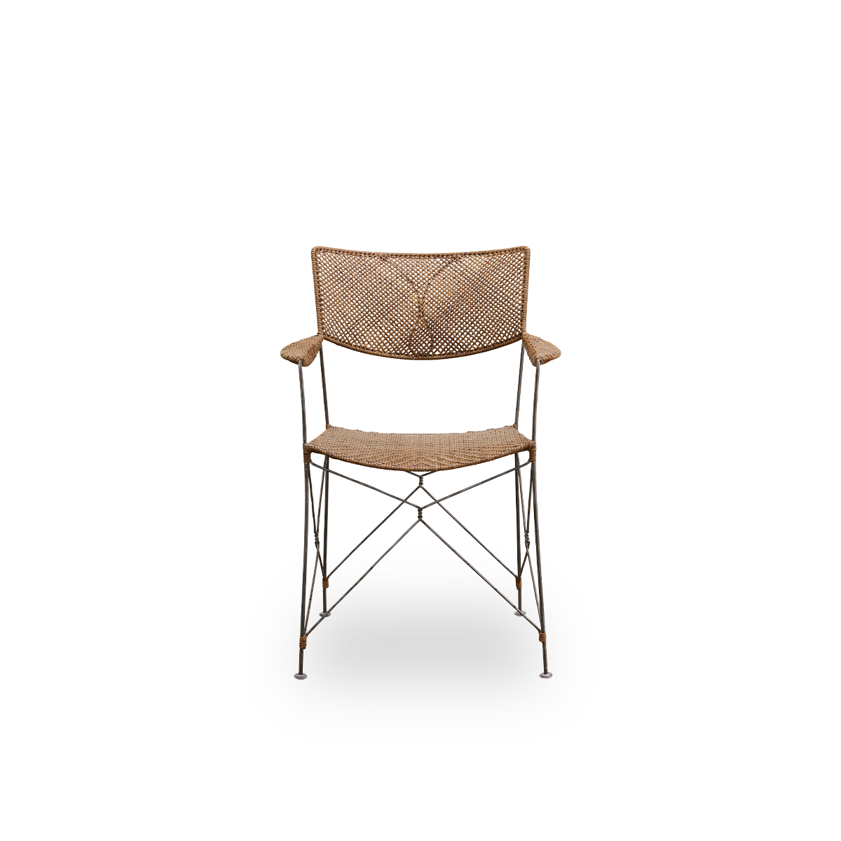 Vista frontal de la silla de comedor Rap, diseñada por Yuzuru Yamakawa.
Estructura de acero con asiento y respaldo tejidos a mano en ratán indonesio. Silla ligera que combina diseño japonés con artesanía tradicional indonesia.